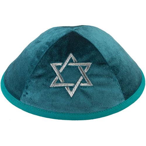 כיפה מעוצבת בצבע טורקיז עם רקמת מגן דוד, מתנה ייחודית לאירועים יהודיים.