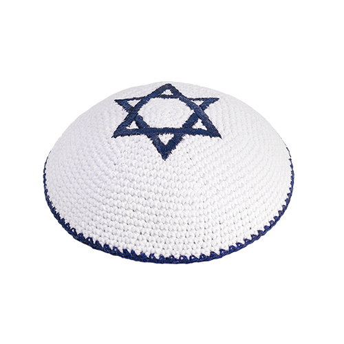 כיפה מעוצבת בצבע לבן עם מגן דוד כחול, מתאימה לשימוש יומיומי או לאירועים מיוחדים.