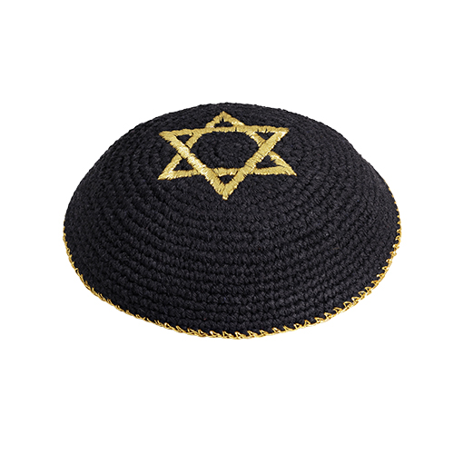 כיפה שחורה עם מגן דוד זהב, מתנה ייחודית לאירועים דתיים ומסורתיים.
