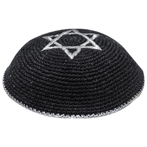 כיפה סרוגה 16 ס"מ שחור עם ריקמה מגן דוד כסף