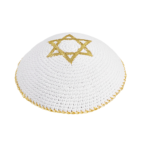 כיפה לבנה מעוטרת בכוכב דוד, מתנה מושלמת לחתן בר מצווה או לאירועים יהודיים.