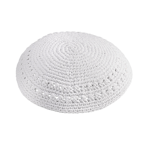 כיפה לבנה מעוצבת, עבודת ס crochet, מתאימה לשימוש יומיומי או לאירועים מיוחדים.