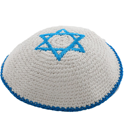 כיפה בעבודת יד בצבעים לבן וכחול עם מגן דוד, מתנה מושלמת לאירועים יהודיים.