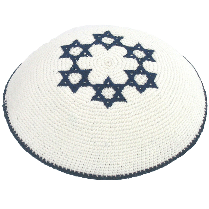 כיפה מעוצבת בצבעים לבן וכחול עם דוגמא של מגן דוד, מתאימה לאירועים דתיים ולמתנות יודאיקה.