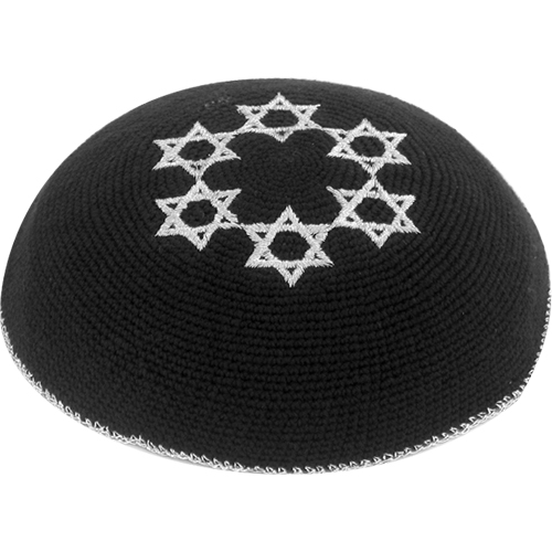 כיפה שחורה עם עיצוב של כוכבי דוד, מתאימה לשימוש יומיומי ולמאורעות מיוחדים.