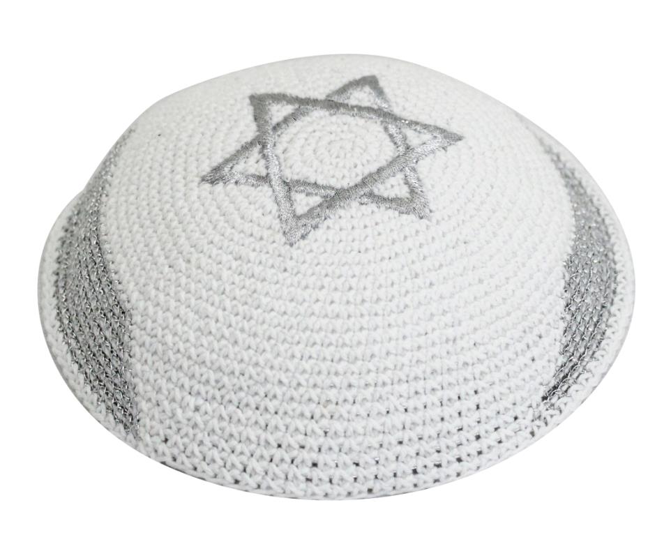 כובע יומי מעוצב בצבע לבן עם כוכב דוד ורקמה אלגנטית, מתאים למתנה ליודאיקה.