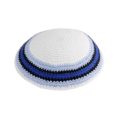 כיפה בעיצוב מודרני, בצבעים לבן וכחול, מתאימה לשימוש יומיומי או לאירועים מיוחדים.