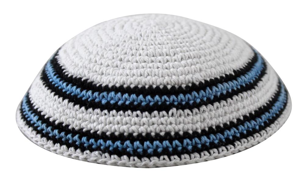 כיפה מעוצבת בצבעים לבן, כחול ושחור, מתאימה לשימוש יומיומי ולמועדים מיוחדים.