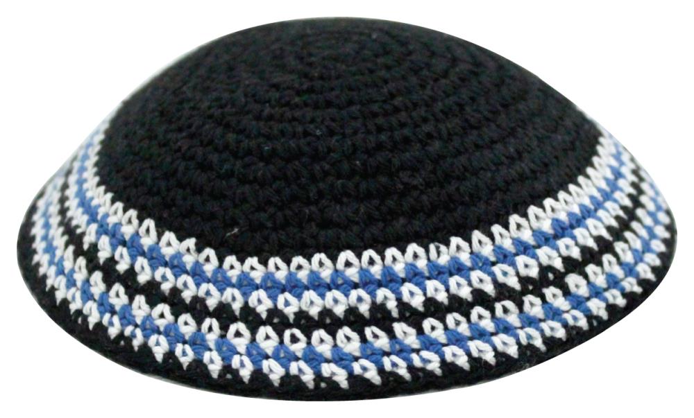 כיפה מעוצבת בצבעים שחור, לבן וכחול, מתאימה לשימוש יומיומי ולאירועים מיוחדים.