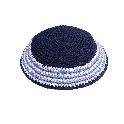 כיפה מעוצבת בצבעים כחול ולבן, מתאימה לשימוש יומיומי ולאירועים מיוחדים.
