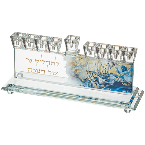 מנורת חנוכה מעוצבת מזכוכית עם מקום לנרות, בעיצוב מודרני וייחודי לחג.