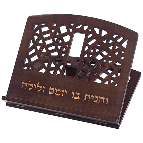 מעמד מעוצב לספר תורה עם חריטה "והגדת לבנך" בעיצוב מודרני ומיוחד ליודאיקה.