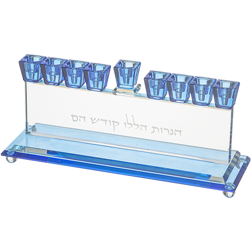 פמוטים מעוצבים לנרות חנוכה, עם בסיס שקוף וכוסות נרות כחולות. מתנה מושלמת לחג.