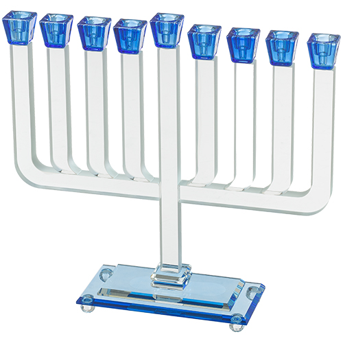 מנורת חנוכה מעוצבת מזכוכית שקופה עם כוסות כחולות, מתאימה לקישוט הבית בחג.