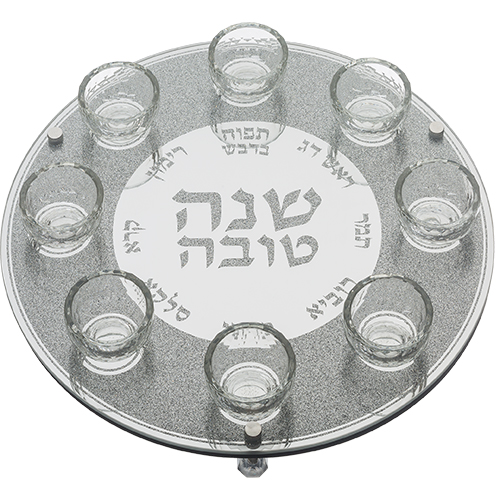 מגש חלה מעוצב לשבת עם 8 כוסות זכוכית, כולל כיתוב 'שנה טובה' במרכז. מתנה מושלמת לבית חדש.