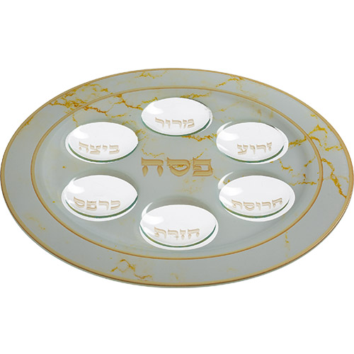 צלחת פסח מעוצבת עם מקומות ל-six כוסות, בעיצוב מודרני עם כתובות בעברית.