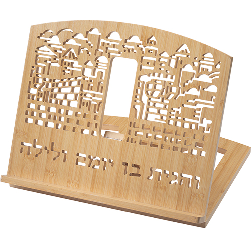 סט מחזיק ספר תורה מעץ בעיצוב ייחודי, מתאים כמתנה ליודאיקה ולבתי כנסת.