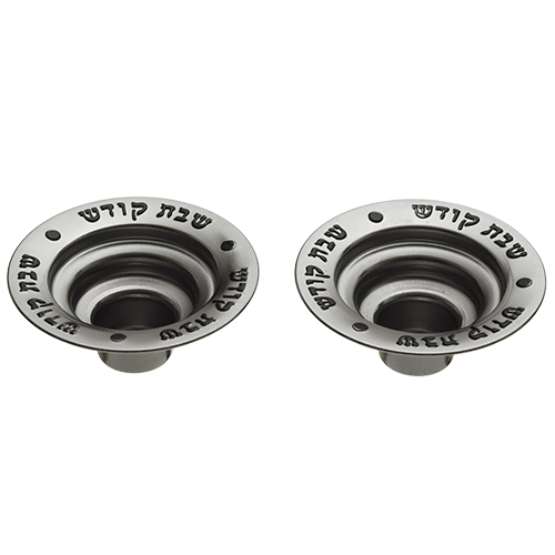 סט פמוטים מעוצבים לנרות שבת, עשויים ממתכת עם כיתוב "שבת קודש". אידיאלי לעיצוב שולחן השבת.