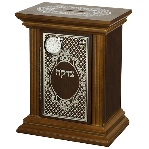 קופת צדקה מעץ בעיצוב יוקרתי עם שעון ודלת, מתאימה למתנות יודאיקה לחתונה ולבית חדש.