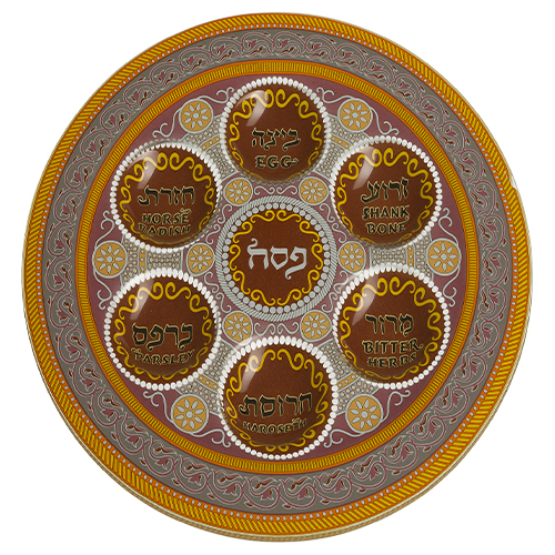 צלחת סדר פסח מעוטרת עם תיבות לאוכל המסמל את חג הפסח. עיצוב צבעוני ומיוחד.