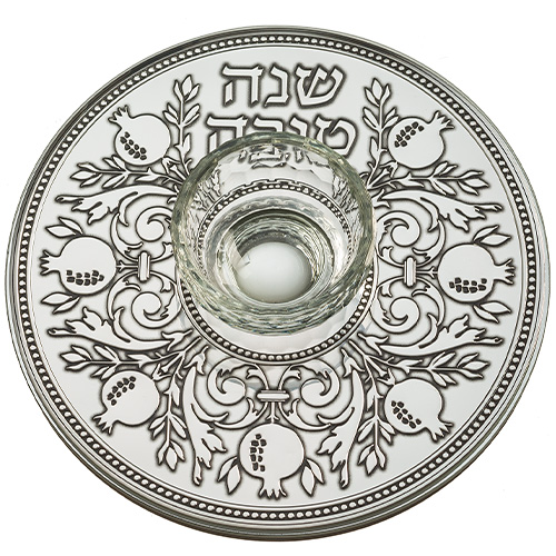 מגש חלה מעוצב עם כוס זכוכית, מתאים לשבת ולמתנות יודאיקה בעיצוב אישי.