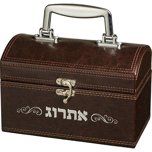 תיבת עור מעוצבת עם ידית, מתאימה לאחסון יודאיקה או מתנות מיוחדות.