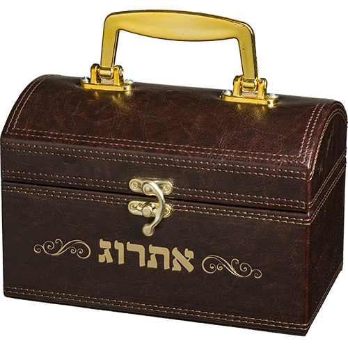 קופסה מעוצבת עם ידית, מצוידת בסגירה, משובצת בשם "אתרוג" – מתנה שימושית ליודאיקה.
