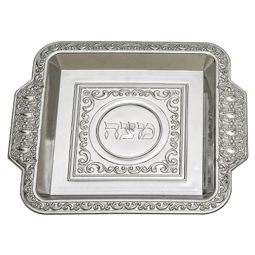 מגש חלה מעוצב לנרות, עם ת engraving של המילה "מצה". מתאים למתנות יודאיקה לחתונה או לבית חדש.