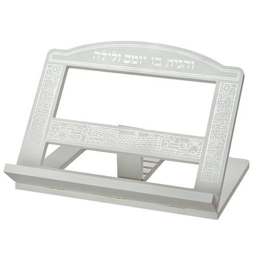 מעמד מעוצב לספרי תורה עם עיטורים, מתאים לשימוש בבית הכנסת או בבית.