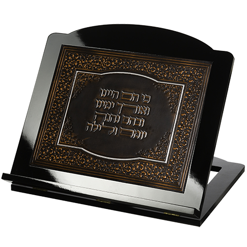 מעמד ספר תורה בעיצוב מרהיב, מתאים כמתנה לבית חדש או מתנה ייחודית לאירועים חגיגיים.