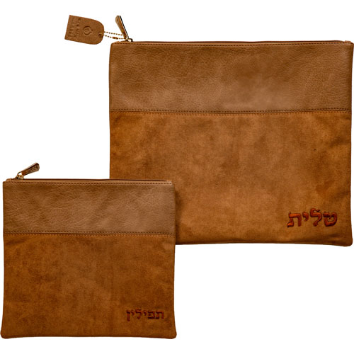 סט כיסים מעור בעיצוב אישי, מתאים לכיסוי טלית ותפילין, עם רקמה של המילה "תפילין".