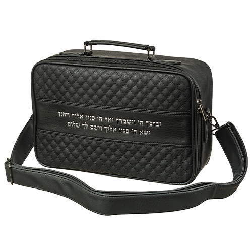 תיק עור שחור עם רקמה, מתאים לסט כיסוי טלית ותפילין בעיצוב אישי.
