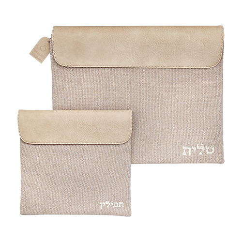 סט כיסוי טלית ותפילין בעיצוב אישי, כולל כיסים שונים בצבע בהיר.