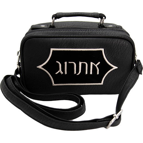 תיק עור שחור עם רקמה ממוחשבת של המילה "אתרוג", מתאים למתנות יודאיקה.
