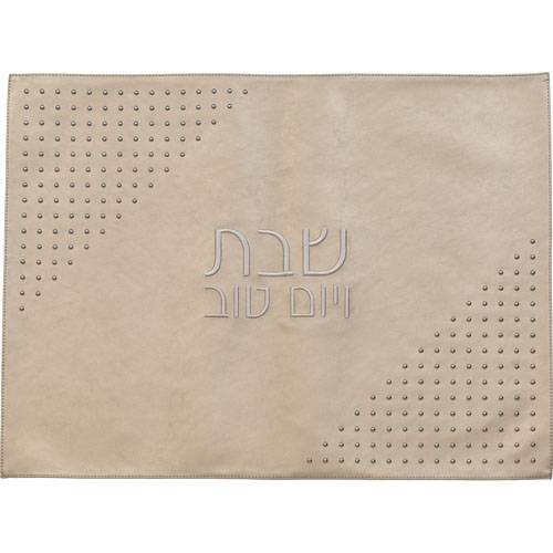 מגש חלה בעיצוב אישי עם כיתוב "שבת שלום" ונקודות מעוטרות, מתאים לשבת ולחגיגות משפחתיות.
