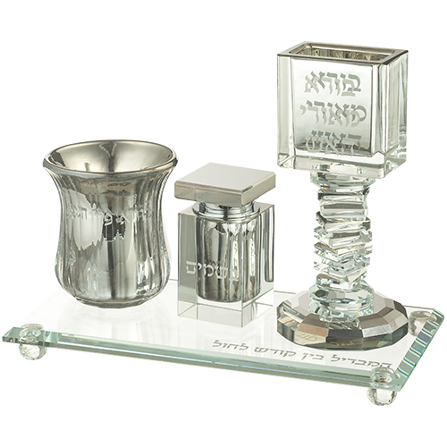 סט פמוטים מעוצבים עם כוסות לקידוש, מתנה אידיאלית לבית חדש או לאירועים מיוחדים.