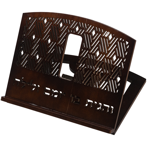 מעמד מעוצב לספר תורה, עשוי מעץ כהה עם חיתוכים גיאומטריים וכת inscription.