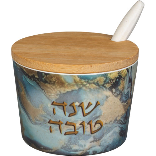 מיכל מעוצב עם מכסה מעץ, מקושט בכתובת "שנה טובה", מתאים כמתנה ליודאיקה.