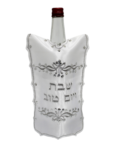 כיסוי יין לשבת בעיצוב אישי, מעוטר ברקמה עם הכיתוב "שבת ויום טוב".